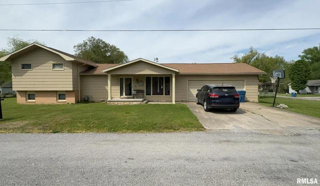 209 E Boling St, Benton, IL 62812