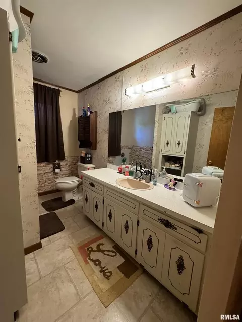 209 E Boling St, Benton, IL 62812 photo 22
