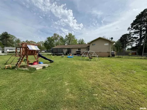 209 E Boling St, Benton, IL 62812 photo 16