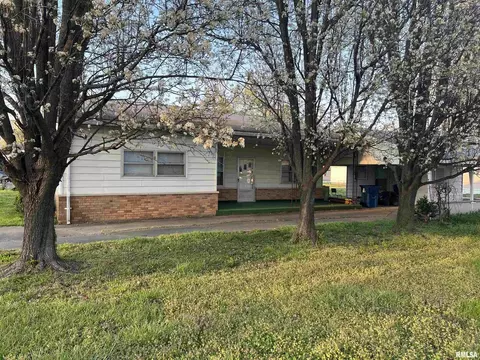 208 N 4th St, Elkville, IL 62932