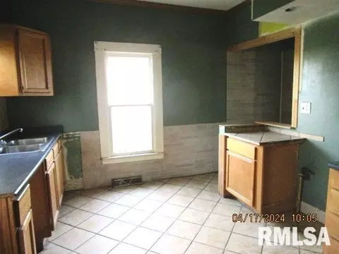 210 W Ray St, Christopher, IL 62822 photo 5
