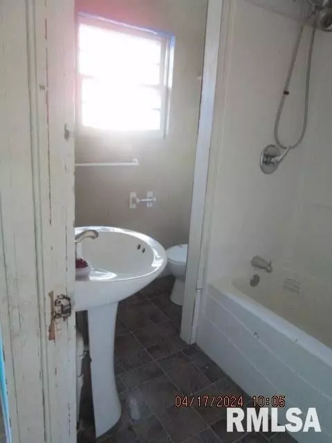 210 W Ray St, Christopher, IL 62822 photo 8