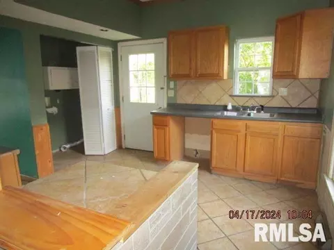 210 W Ray St, Christopher, IL 62822 photo 6