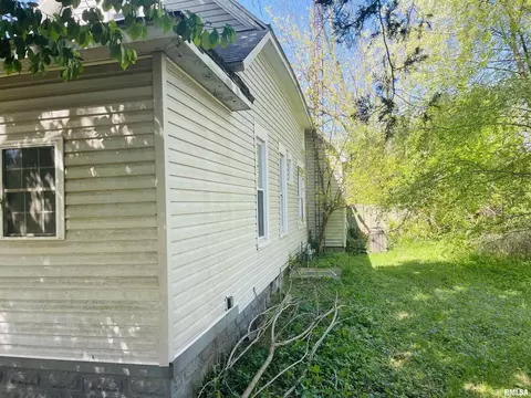 536 S Cherry St, Centralia, IL 62801 photo 2
