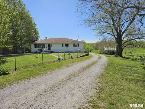 9502 N Goshen Ln, Mount Vernon, IL 62864