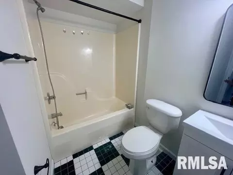 726 E Broadway, Centralia, IL 62801 photo 7