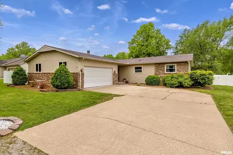 36 Douglas Dr, Herrin, IL 62948