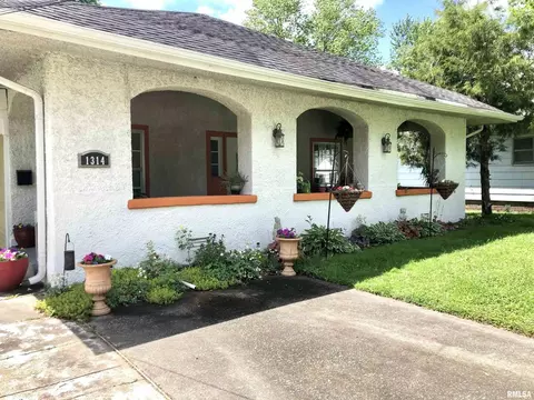 1314 W Monroe St, Herrin, IL 62948 photo 2