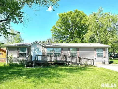 828 E 15th St, Centralia, IL 62801