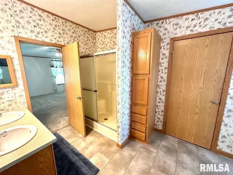 828 E 15th St, Centralia, IL 62801 photo 9