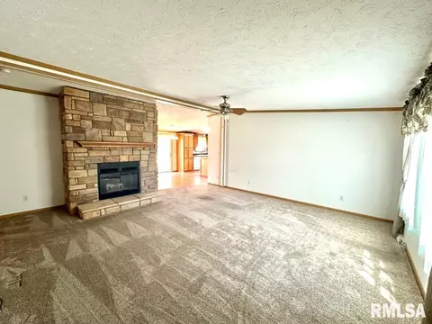 828 E 15th St, Centralia, IL 62801 photo 2