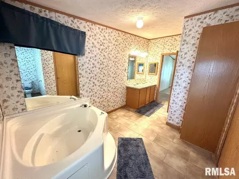 828 E 15th St, Centralia, IL 62801 photo 8