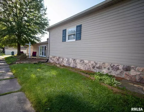 602 S Thomas St, Christopher, IL 62822 photo 3