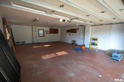 602 S Thomas St, Christopher, IL 62822 photo 5
