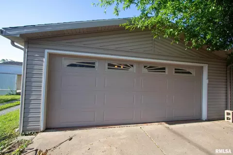 602 S Thomas St, Christopher, IL 62822 photo 4