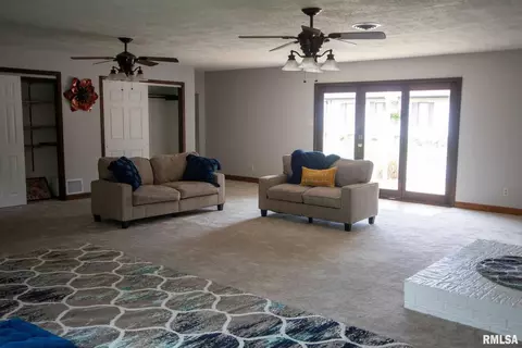 602 S Thomas St, Christopher, IL 62822 photo 25
