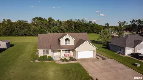 388 N Pointe Dr, Salem, IL 62881