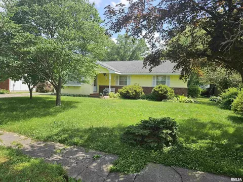 114 E Bond St, Benton, IL 62812