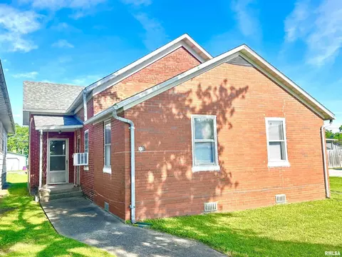 126 N Hickory St, Centralia, IL 62801
