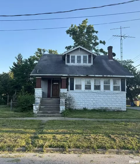 221 E 7th St, Centralia, IL 62801