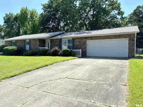 229 Woodland Dr, Salem, IL 62881
