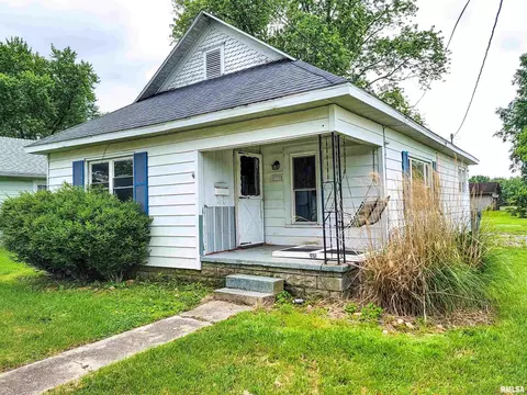 339 W Washington St, Flora, IL 62839