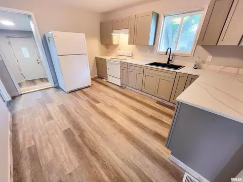 211 Adams St, Flora, IL 62839 photo 7