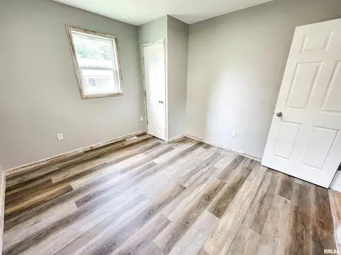 211 Adams St, Flora, IL 62839 photo 25