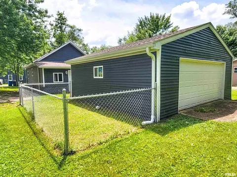 211 Adams St, Flora, IL 62839 photo 2