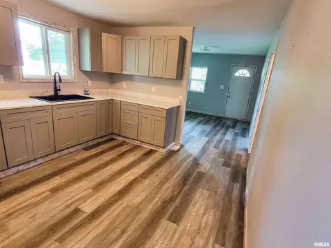 211 Adams St, Flora, IL 62839 photo 5
