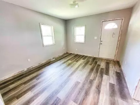 211 Adams St, Flora, IL 62839 photo 4