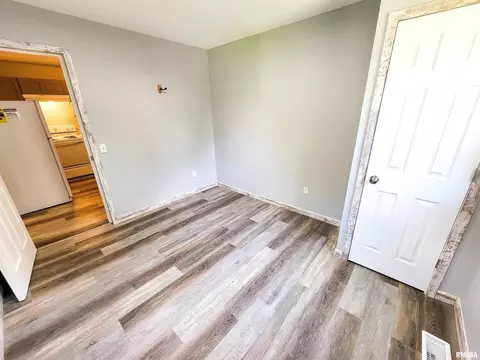 211 Adams St, Flora, IL 62839 photo 27