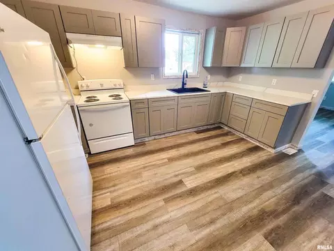 211 Adams St, Flora, IL 62839 photo 8