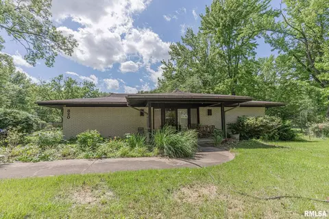 820 Country Club Rd, Centralia, IL 62801