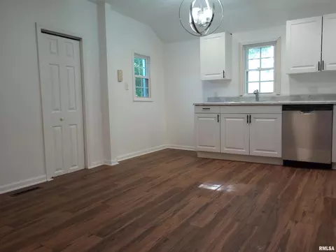 210 W Sylvia Ave, Christopher, IL 62822 photo 11