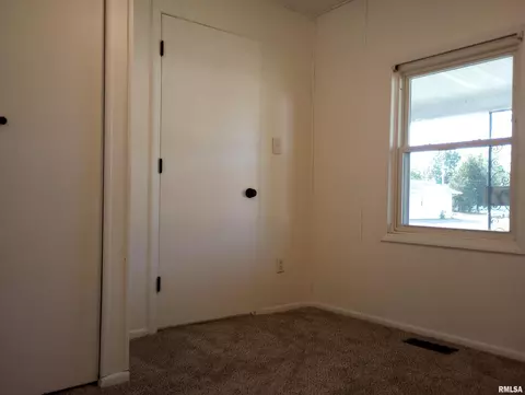 210 W Sylvia Ave, Christopher, IL 62822 photo 22