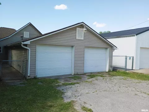 210 W Sylvia Ave, Christopher, IL 62822 photo 3