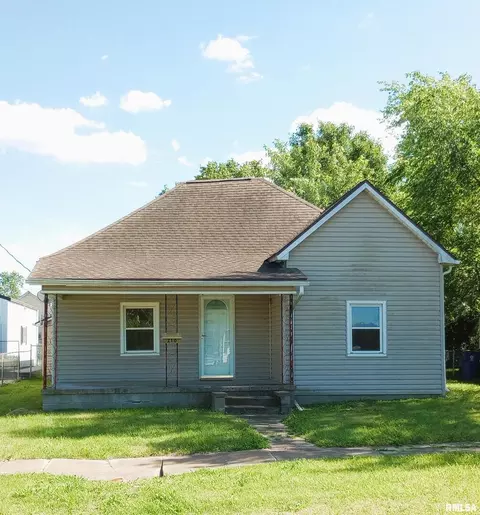 210 W Sylvia Ave, Christopher, IL 62822