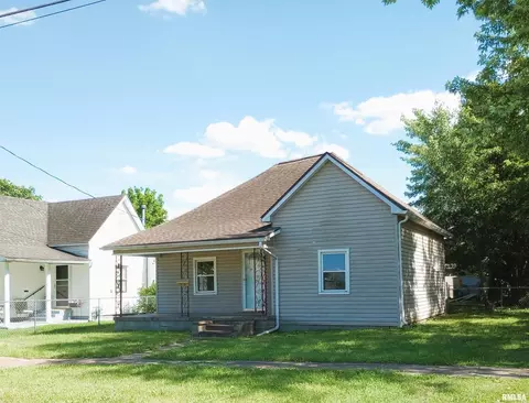 210 W Sylvia Ave, Christopher, IL 62822 photo 2