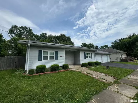 608 S Locust St, West Frankfort, IL 62896