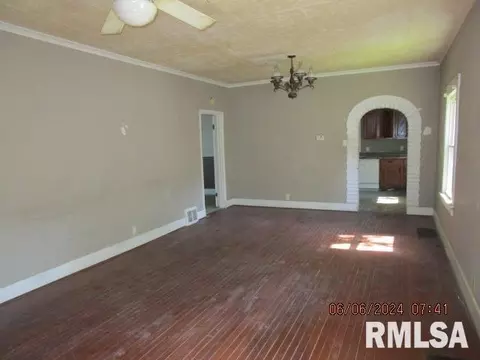 810 E Main St, Benton, IL 62812 photo 3