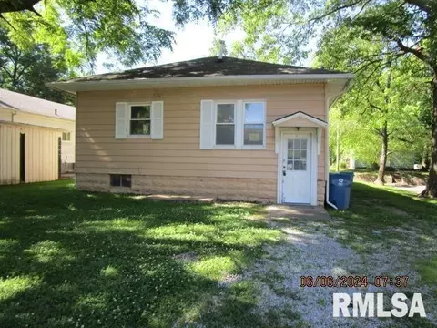 810 E Main St, Benton, IL 62812 photo 2