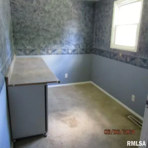 810 E Main St, Benton, IL 62812 photo 6