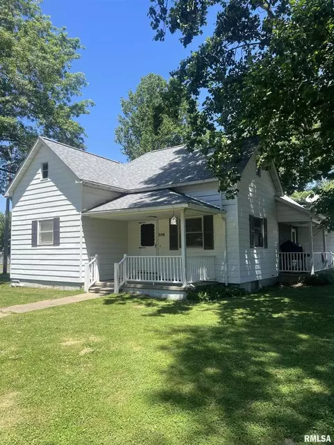 210 W Matthew St, Sesser, IL 62884