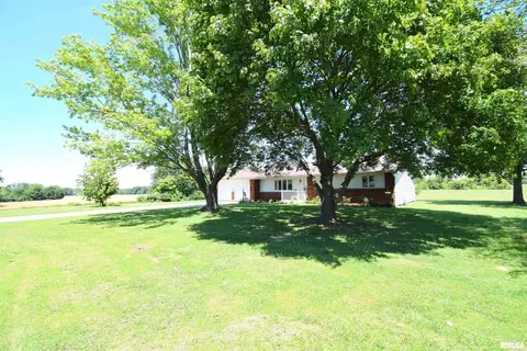 604 W North St, Dix, IL 62830 photo 2