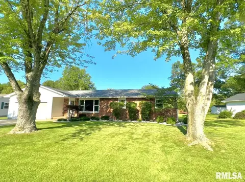 15 Crestwood Ln, Centralia, IL 62801