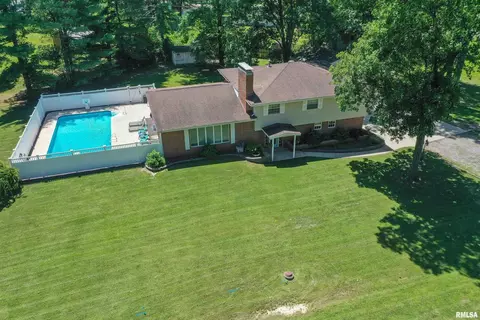 228 S Lakeview Dr, Salem, IL 62881