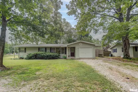 1162 N Franklin St, Salem, IL 62881