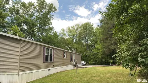 426 Moore St, Benton, IL 62812 photo 3