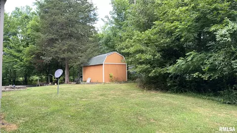 426 Moore St, Benton, IL 62812 photo 2
